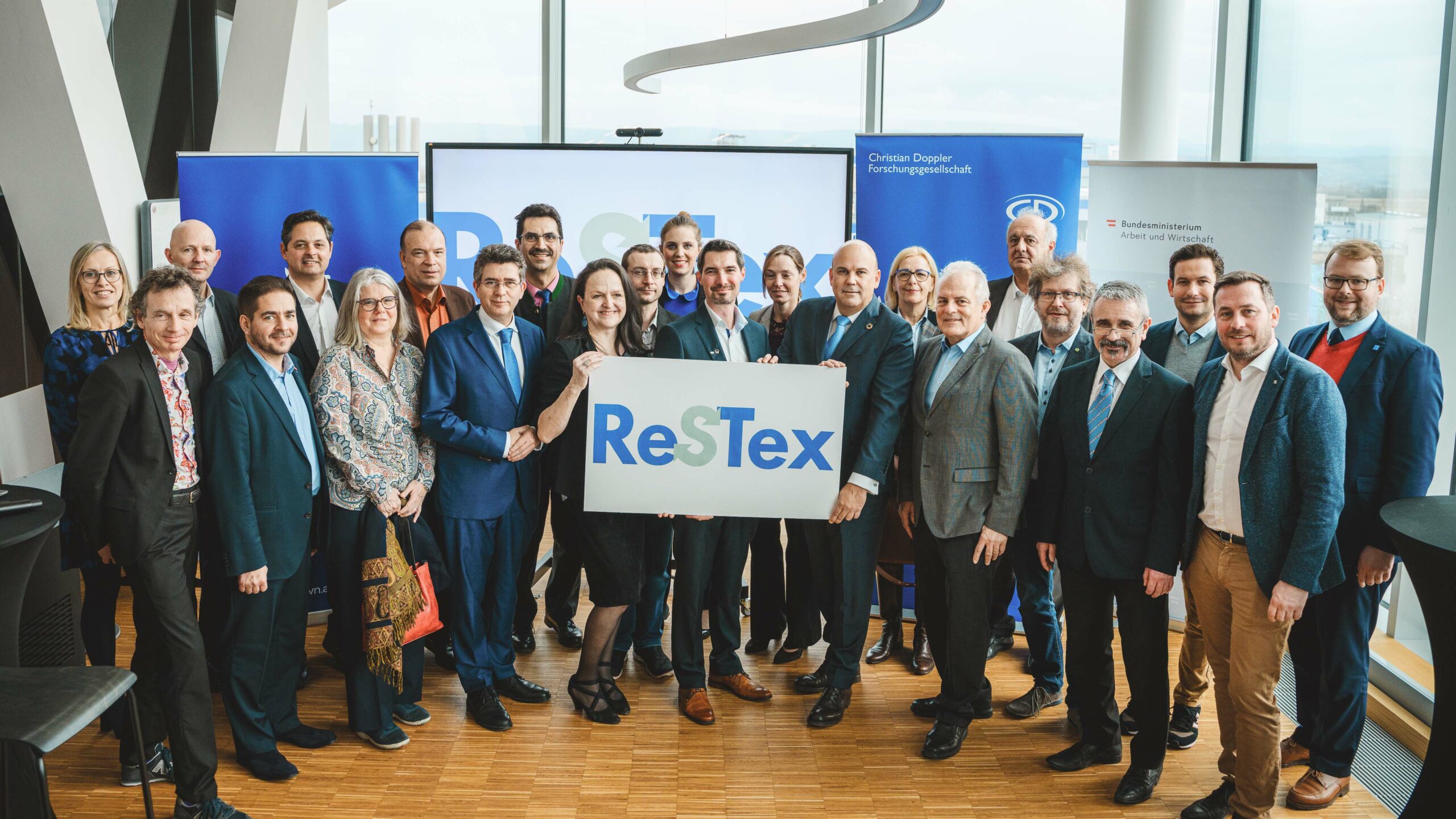 ReSTex Eröffnung mit Vertretern der FH, CDG, Gemeinde Tulln, Land NÖ, Ecoplus, Firmenpartner, Forschungspartner, WKO